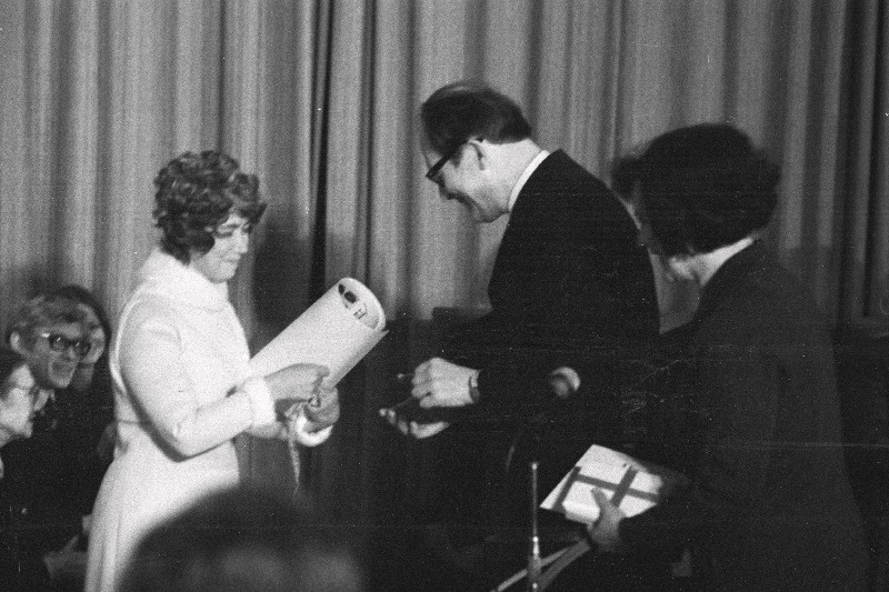 Eesti NSV teenelist kirjanikku Lilli Prometit tema 50. a juubelil õnnitlevad Jaan Kross ja luuletaja Debora Vaarandi.