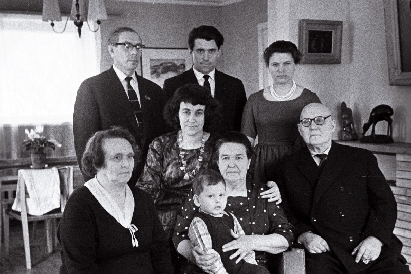 ENSV teeneline kirjanik Juhan Smuul (seisab vasakult 1.) ja luuletaja Debora Vaarandi (istub vasakult 2.) sugulastega.