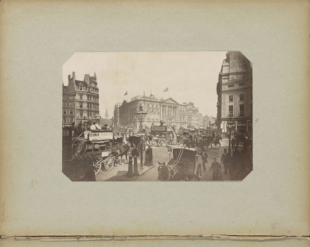 London Pavillon en paardenkoetsen met reclame voor de German Exhibition op Piccadilly Circus in Londen