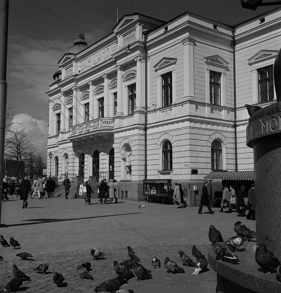 {'fi': 'Vanha ylioppilastalo, Aleksanterinkatu 23 - Mannerheimintie 3. Kolmensepänaukio.', '_type': 'lang'} - Vanha ylioppilastalo, Aleksanterinkatu 23 - Mannerheimintie 3. Kolmensepänaukio; negatiivi, filmi, mv