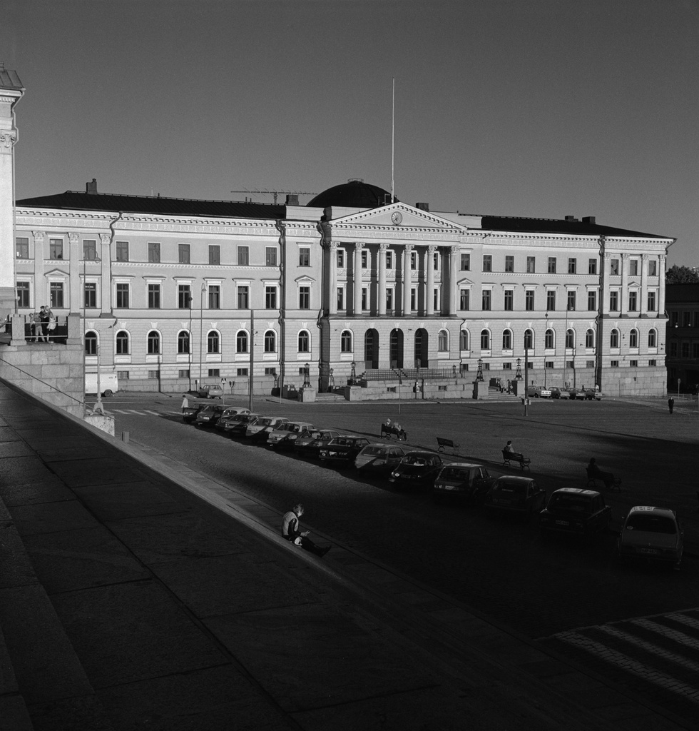 {'fi': 'Valtioneuvoston linna, Snellmaninkatu 1, nähtynä Tuomiokirkon portailta.', '_type': 'lang'} - Valtioneuvoston linna, Snellmaninkatu 1, nähtynä Tuomiokirkon portailta; negatiivi, filmi, mv