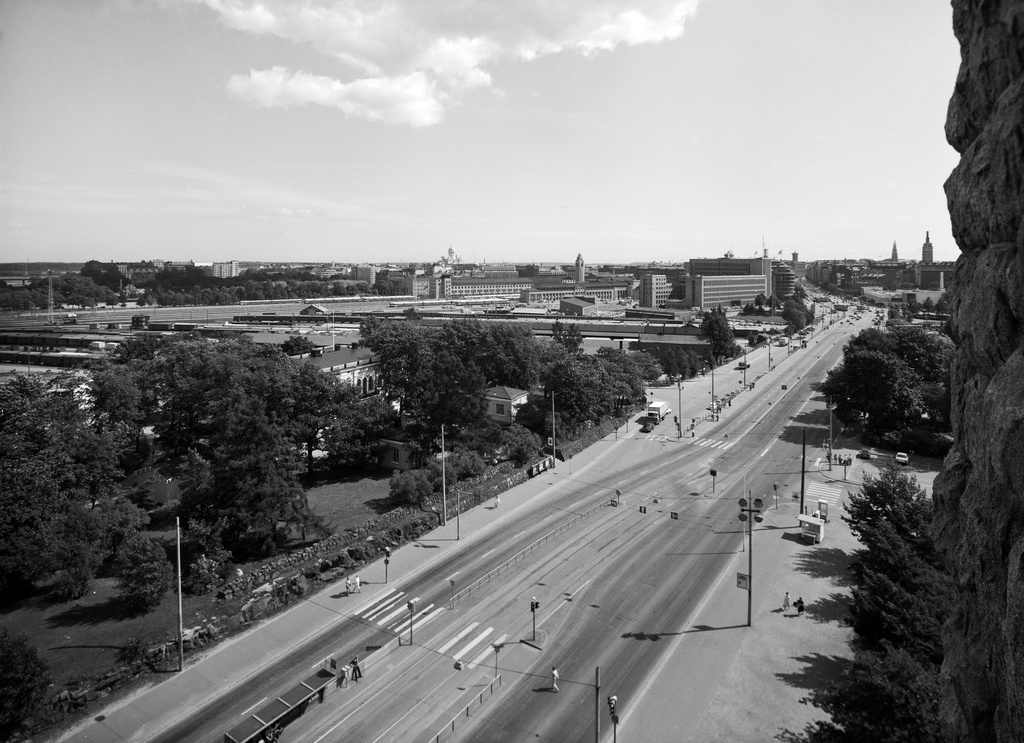 {'fi': 'Näköala Kansallismuseon tornista kaakkoon', '_type': 'lang'} - Näköala Kansallismuseon tornista kaakkoon. Mannerheimintie ja Hakasalmen huvila. -- negatiivi ja vedos, filmi, paperi, mv