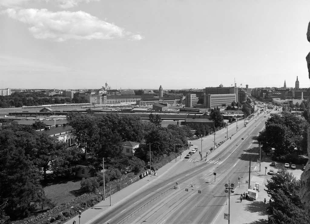 {'fi': 'Näköala Kansallismuseon tornista kaakkoon', '_type': 'lang'} - Näköala Kansallismuseon tornista kaakkoon. Mannerheimintie ja Hakasalmen huvila. -- negatiivi ja vedos, filmi, paperi, mv