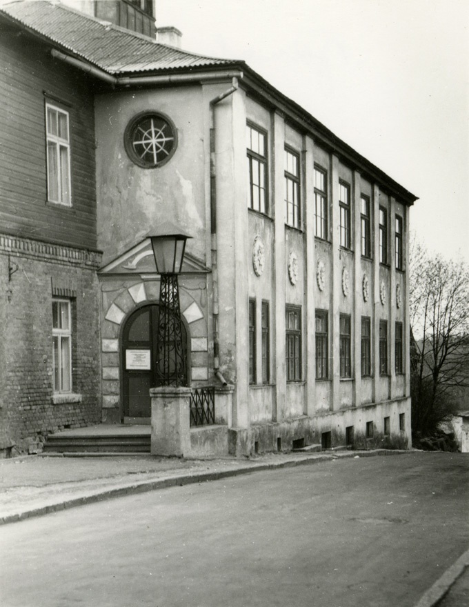 Koolimaja Viljandis, vaade juurdeehitusele. Arhitektid Erich von Wolffeldt, Aleksander Nürnberg