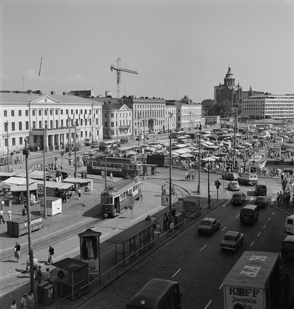 {'fi': 'Kauppatori', '_type': 'lang'} - Kauppatori. Vasemmalla Pohjoisesplanadi 7, 5, 3. Taustalla Katajanokalla  Uspenskin katedraali ja Enso-Gutzeitin talo, Kanavaranta 2 -- negatiivi, filmi, mv
