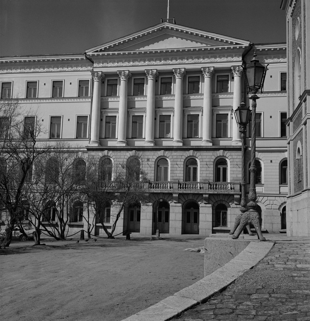 {'fi': 'Valtioneuvoston linna, Ritarikadun puoleinen julkisivu.', '_type': 'lang'} - Valtioneuvoston linna, Ritarikadun puoleinen julkisivu; negatiivi, filmi, mv