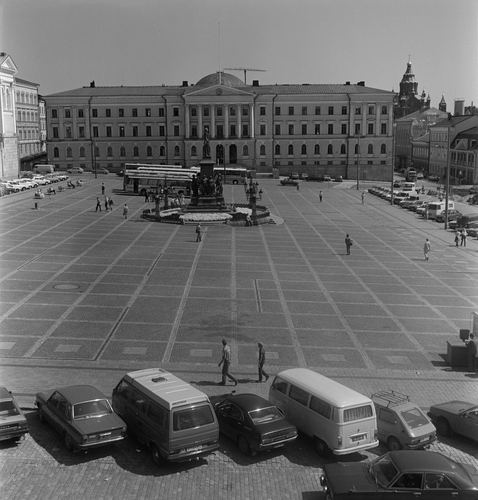 {'fi': 'Senaatintori', '_type': 'lang'} - Senaatintori. Taustalla Valtioneuvoston linna. -- negatiivi 3 kpl, filmi, mv