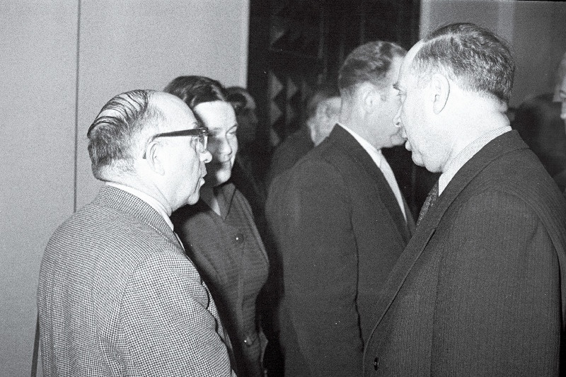 Eesti NSV heliloojate kongressi vaheajal vestlevad (paremalt) Eugen Kapp ja Lydia Auster.