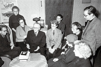 Lugejate kohtumine kirjanik Paul Viidinguga (vasakult 3.) M.Gorki nim.Keskraamatukogus.  similar photo