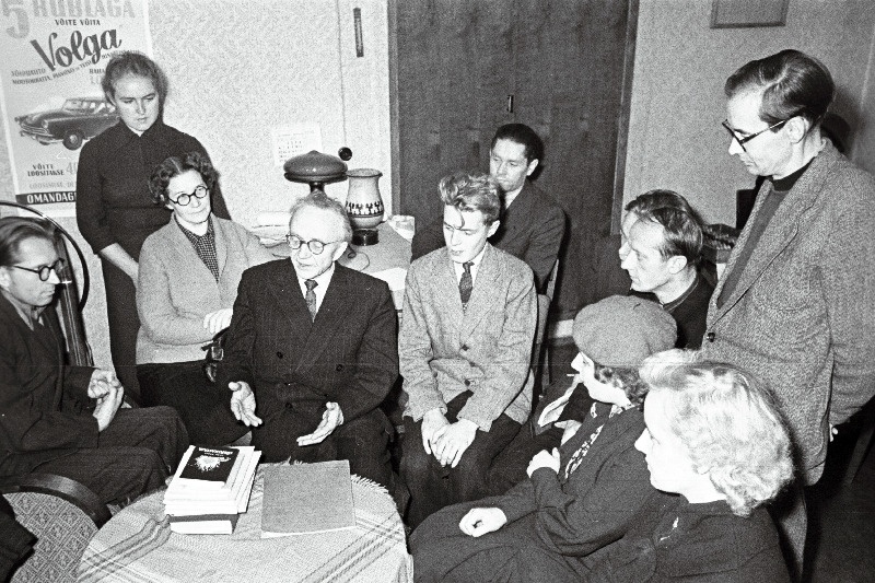 Lugejate kohtumine kirjanik Paul Viidinguga (vasakult 3.) M.Gorki nim.Keskraamatukogus.