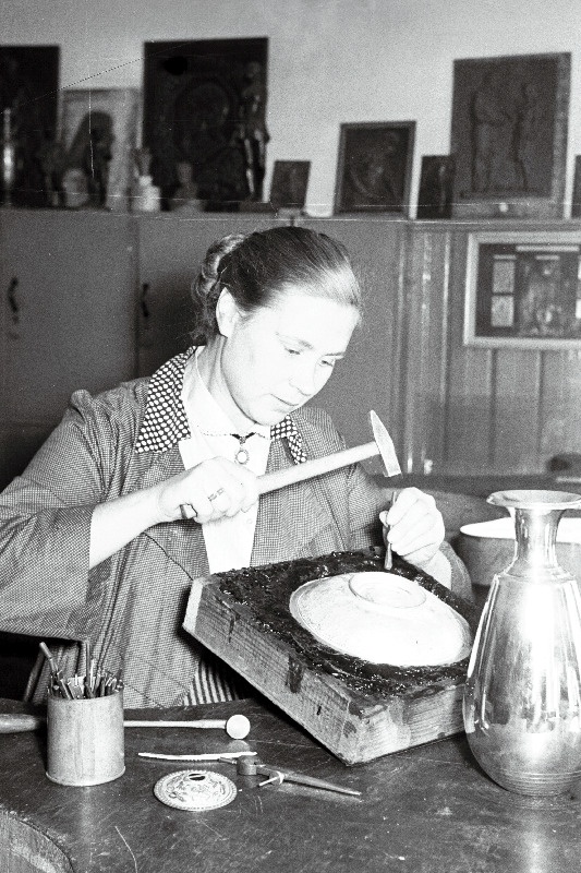 ENSV Riikliku Kunstiinstituudi metallehistöö kateedri õppejõud Salme Raunam töötamas.