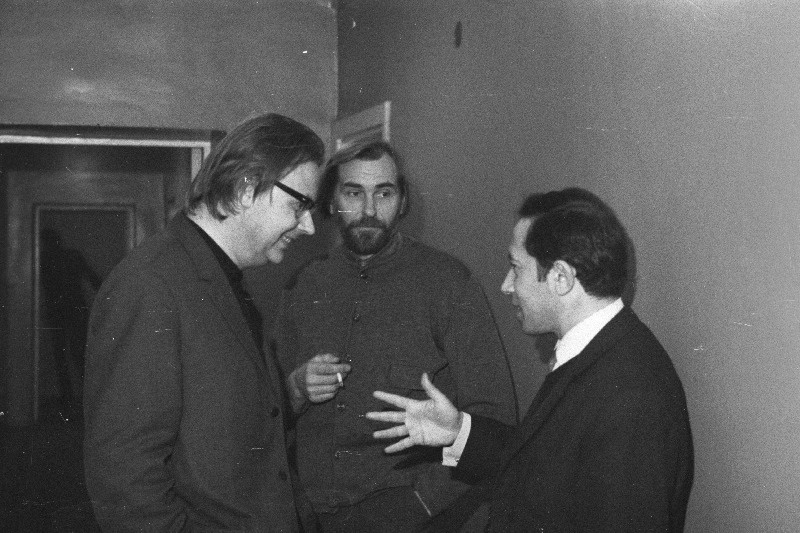 Heliloojad Eino Tamberg (vasakul) ja Veljo Tormis (keskel) Eesti NSV Heliloojate Liidu IX kongressi vaheajal vestlemas.