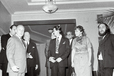 Soome teatritegelased eesti kunstirahva keskel bareljeefi üleandmisel. Vasakult RAT „Estonia“ direktor Rene´ Hammer, 2. ENSV Kunstnike Liidu esimees I. Torn, 3. ENSV Teatriühingu esimees, NSV Liidu rahvakunstnik Ants Lauter, 5. eesti skulptor J. Eskel.  similar photo
