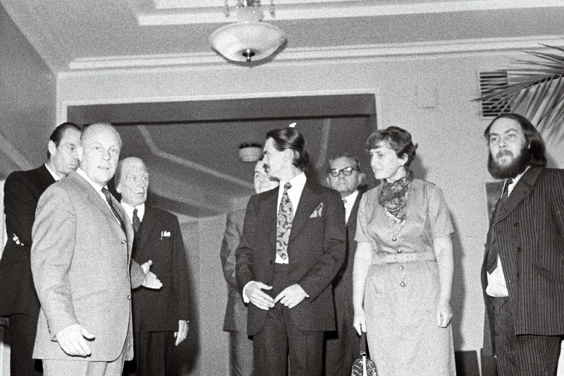 Soome teatritegelased eesti kunstirahva keskel bareljeefi üleandmisel. Vasakult RAT „Estonia“ direktor Rene´ Hammer, 2. ENSV Kunstnike Liidu esimees I. Torn, 3. ENSV Teatriühingu esimees, NSV Liidu rahvakunstnik Ants Lauter, 5. eesti skulptor J. Eskel.