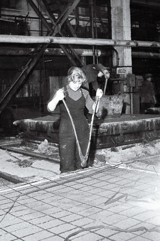 Maalikunstnik V. Lember-Bogatkina monumentaalpannood Tallinna Majaehituskombinaadis valmistamas.