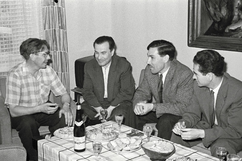 Ungari kirjanikud Eesti NSV teenelise kirjaniku Juhan Smuuli (vaskault 1.) juures külas.