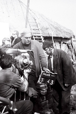 Filmistuudio „Tallinnfilm“ mängufilmi „Mäeküla piimamees“ filmimiselt Lihulas. Paremalt 1. V. Kingissepa nimelise TRA Draamateatrinäitleja Eesti NSV teeneline kunstnik Jüri Järvet Tõnu Prillupi osatäitjana.  similar photo