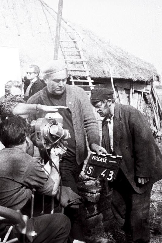 Filmistuudio „Tallinnfilm“ mängufilmi „Mäeküla piimamees“ filmimiselt Lihulas. Paremalt 1. V. Kingissepa nimelise TRA Draamateatrinäitleja Eesti NSV teeneline kunstnik Jüri Järvet Tõnu Prillupi osatäitjana.