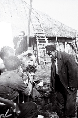 Filmistuudio „Tallinnfilm“ mängufilmi „Mäeküla piimamees“ filmimiselt Lihulas. Paremalt 1. V. Kingissepa nimelise TRA Draamateatrinäitleja Eesti NSV teeneline kunstnik Jüri Järvet Tõnu Prillupi osatäitjana.  similar photo