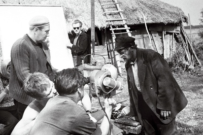 Filmistuudio „Tallinnfilm“ mängufilmi „Mäeküla piimamees“ filmimiselt Lihulas. Paremalt 1. V. Kingissepa nimelise TRA Draamateatrinäitleja Eesti NSV teeneline kunstnik Jüri Järvet Tõnu Prillupi osatäitjana.  similar photo