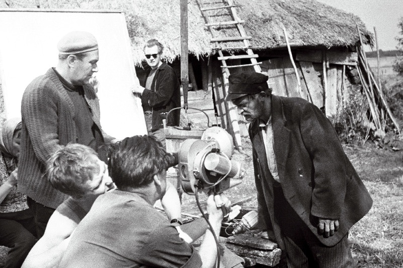 Filmistuudio „Tallinnfilm“ mängufilmi „Mäeküla piimamees“ filmimiselt Lihulas. Paremalt 1. V. Kingissepa nimelise TRA Draamateatrinäitleja Eesti NSV teeneline kunstnik Jüri Järvet Tõnu Prillupi osatäitjana.
