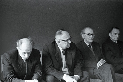 Kirjanik Juhan Liivi 100. sünniaastapäeva tähistamiseks toimunud pressikonverentsist osavõtjad: (vasakult) Rudolf Sirge, Paul Uusman, Friedebert Tuglas, Paul Rummo.  similar photo