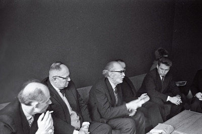 Kirjanik Juhan Liivi 100. sünniaastapäeva tähistamiseks toimunud pressikonverentsist osavõtjad: (vasakult) Rudolf Sirge, Paul Uusman, Friedebert Tuglas, Paul Rummo.  similar photo