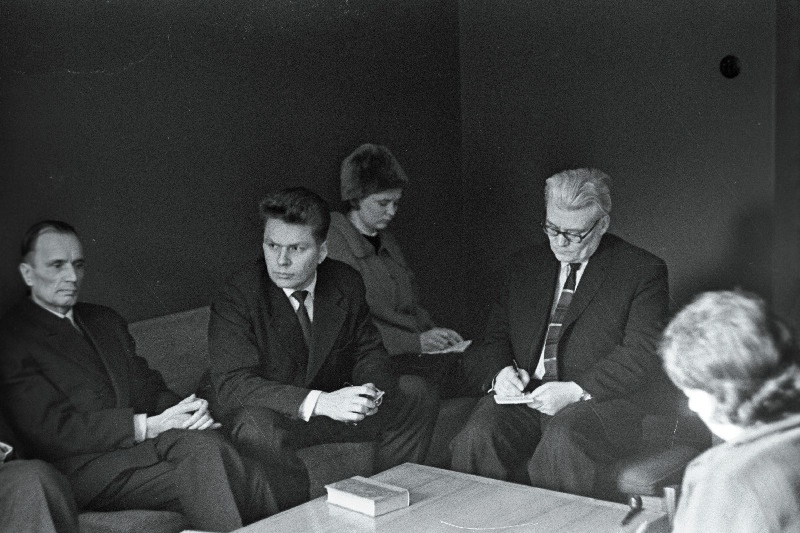 Kirjanik Juhan Liivi 100. sünniaastapäeva tähistamiseks toimunud pressikonverentsist osavõtjad: vasakult 1. Rudolf Sirge, 3. Valeeria Villandi, 4. Arthur Gross.