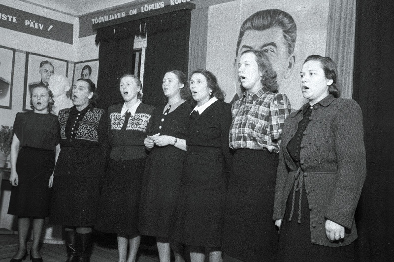 Isetegevuslased esinemas valimiste päeval „Marati“ agitpunktis.