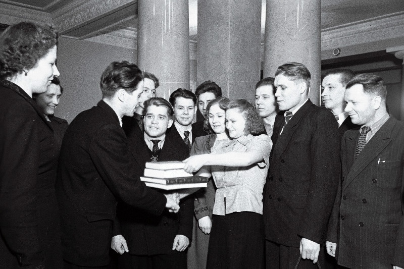 Grupp  noori uudismaale sõitjaid RAT „Estonia“ fuajees.