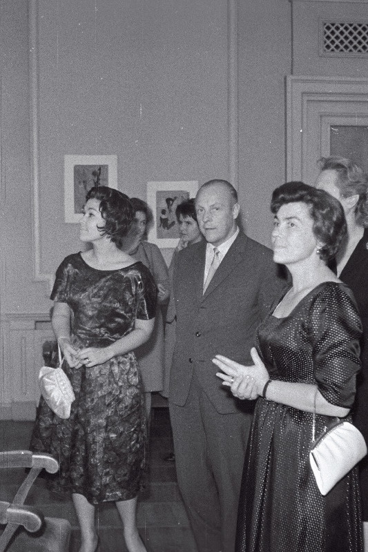 Soome lauljanna Marja Eskola (vasakul) „Estonia“ teatri fuajees. Vasakult 2. RAT „Estonia“ direktor Rene´ Hammer.