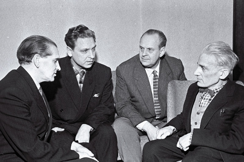 Heliloojad (vasakult) 2. Aado Velmet, 3. Villem Kapp ja 4. Villem Reiman vestlusringis.