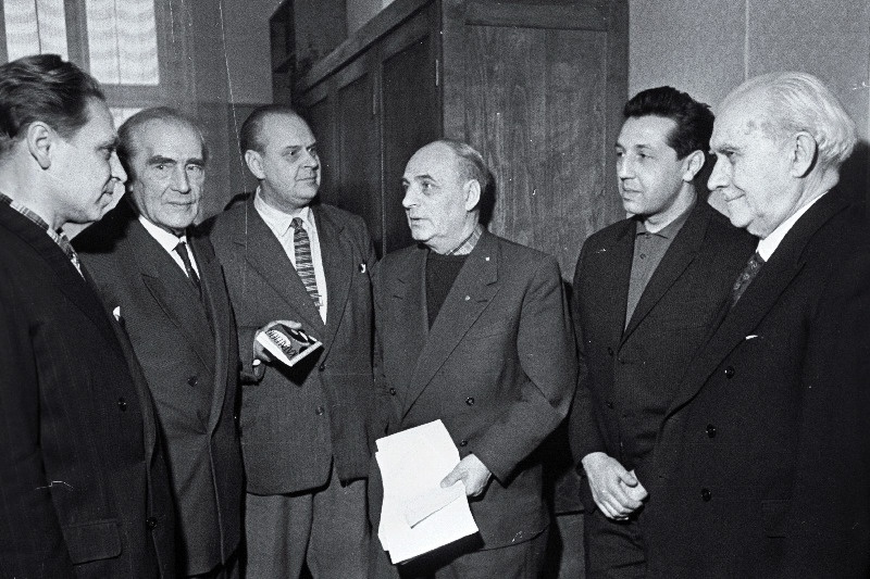 Heliloojad (vasakult) 2. Aado Velmet, 2. Heino Eller, 3. Villem Kapp, 6. Artur Lemba nõupidamise vaheajal.