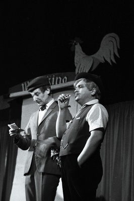 Näitlejad ENSV teeneline kunstnik Ervin Abel (vasakul) ja Jaanus Orgulas esinemas estraadietenduses „Oh, sa issand“.  similar photo