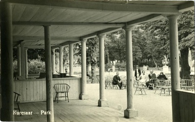 Park, vaade kohvik "Tivoli" sammaste vahelt platsile suvitajatega  duplicate photo