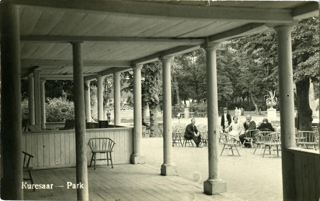 Park, vaade kohvik "Tivoli" sammaste vahelt platsile suvitajatega