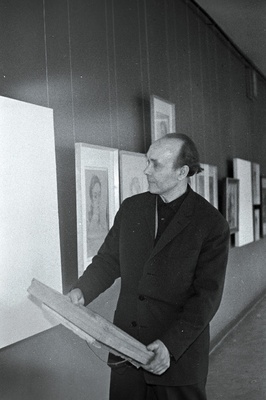 Graafik, Eesti NSV rahvakunstnik Eduard Einmann oma töid kunstinäitusele üles panemas.  similar photo