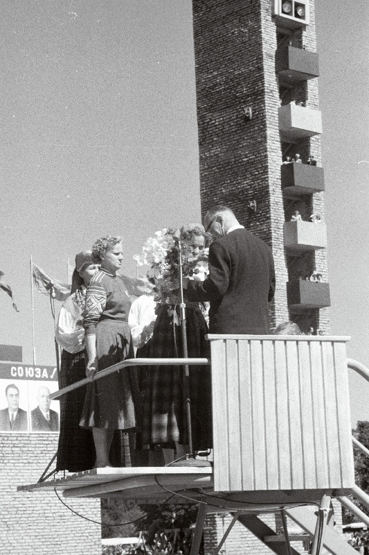 Koorijuhi, Eesti NSV teenelise kunstitegelase Richard Ritsingu õnnitlemine 1960. üldlaulupeo ajal.