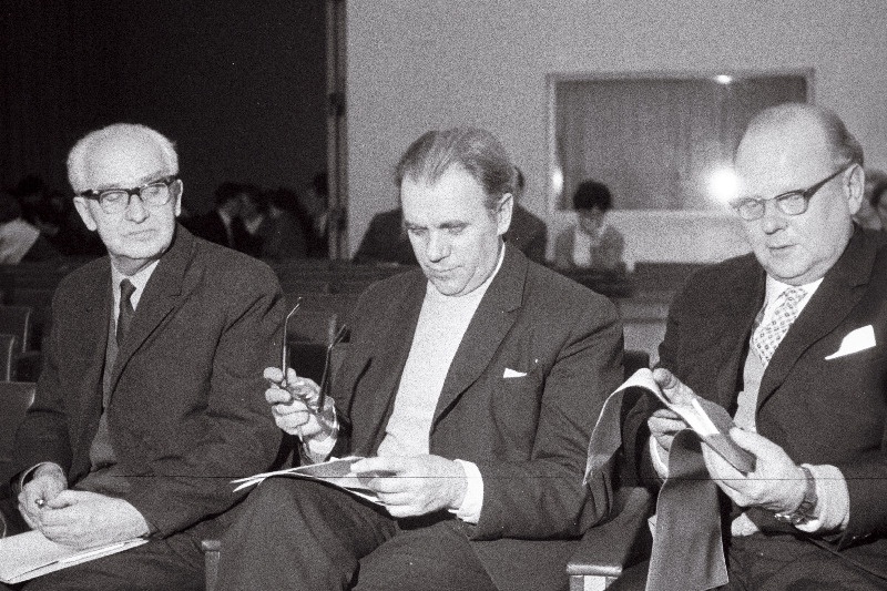Lauljate esimese konkursi žürii liikmed (vasakult) 2. Eesti NSV rahvakunstnik Viktor Gurjev, 3. Eesti NSV teeneline kunstitegelane Riho Päts.