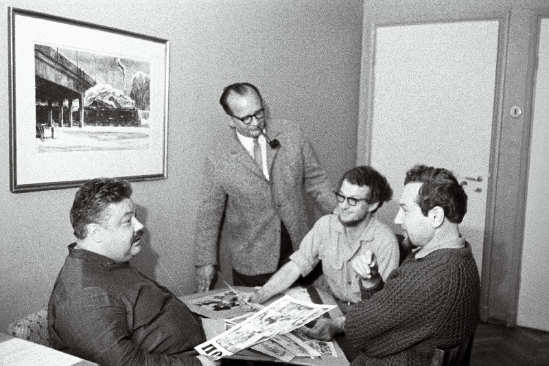 Karikaturist Kiievist (vasakult 1.) ajakirja „Pikker'“ toimetuses vestlemas toimetaja R. Aarma (vasakult 3.) ja karikaturist H. Hiibusega (paremalt 1.).