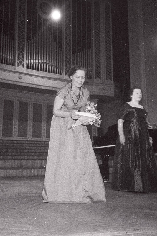 Laulja Ellen Laidre peale esinemist „Estonia“ kontserdisaalis, klaverisaatja Elsa Avesson.