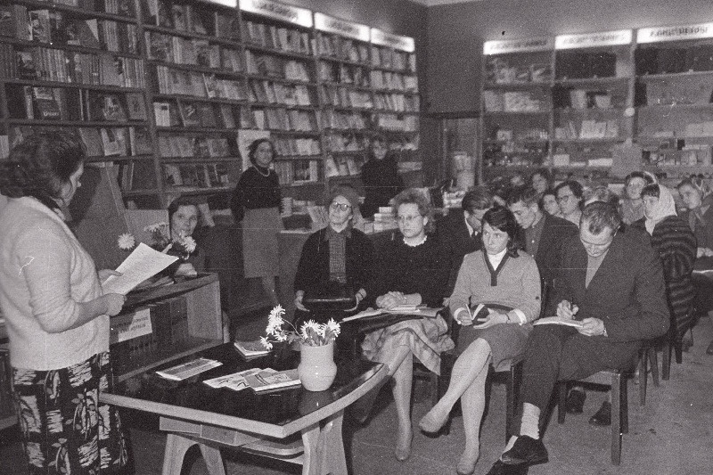 Kohtumisõhtu kirjanikega Kinga tänava raamatukaupluses; paremalt 1. Arvi Siig.