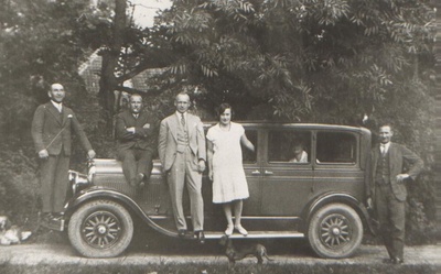 Sõiduauto Sangaste mõisas  duplicate photo