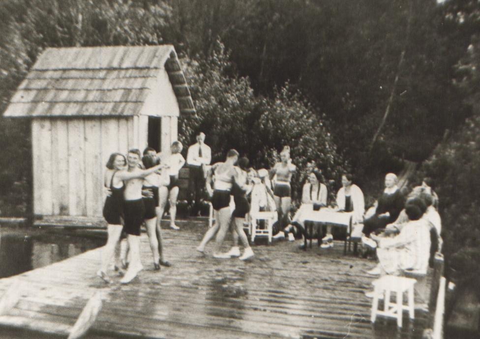 Suvitajad Sangaste mõisas supeltiigi ääres