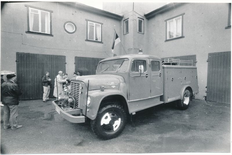 Foto. Tuletõrjeauto - Haninge tuletõrjujate kingitus Haapsalu tuletõrjujatele. 22.05.1991.Haaps. Tuletõrjemaja ees. Mustvalge.