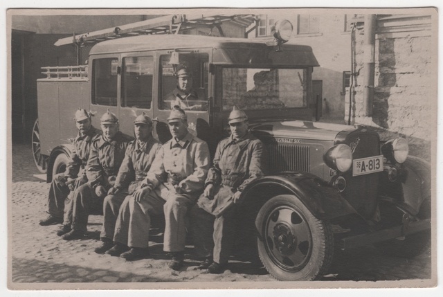 Puldanrõivais meeskond tuletõrjeauto Chevrolet juures