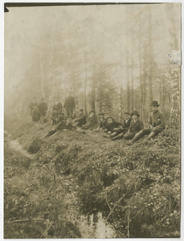 Määratlemata isikud metsas