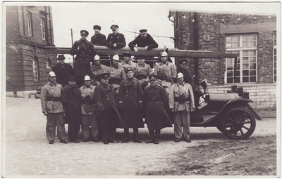 Tallinna Arsenali vabatahtliku tuletõrjekomando liikmed tuletõrjeauto juures  duplicate photo