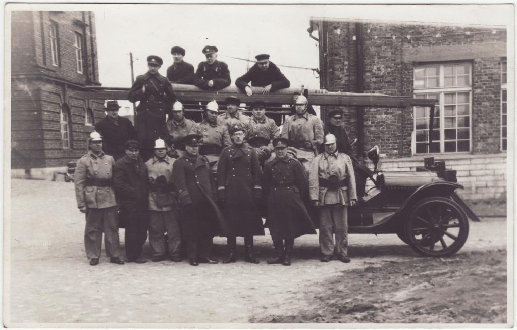 Tallinna Arsenali vabatahtliku tuletõrjekomando liikmed tuletõrjeauto juures