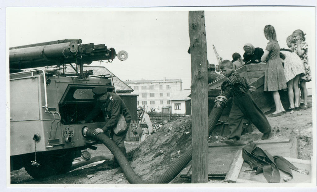 Tsiviilkaitse tuletõrjeteenistuse õppusel 1959
Tuletõrjeauto veevõtukohal